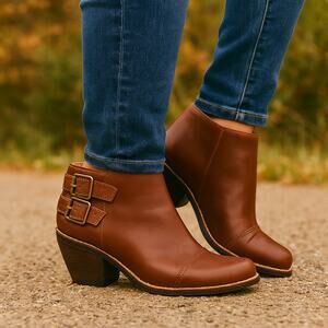 Latigo Prema SZ 6.5 Women's Brown Leather Bootie With Buckles